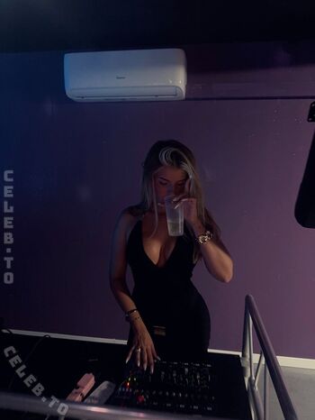 Full leaked Sophie schnur private onlyfans photo