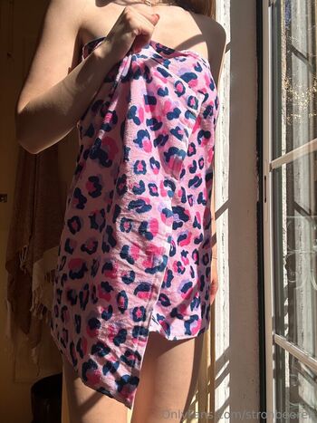 strohbeeren / strawberryyypink