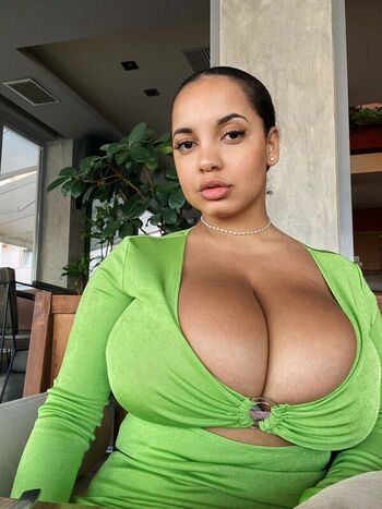 Thegirlinred0
