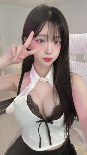 Full leaked U jjung page private onlyfans photo