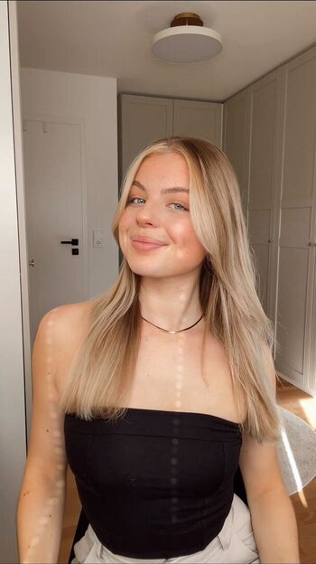 Full leaked Vallixpauline page private onlyfans photo