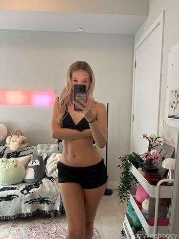 Full leaked Veefroggy private onlyfans photo