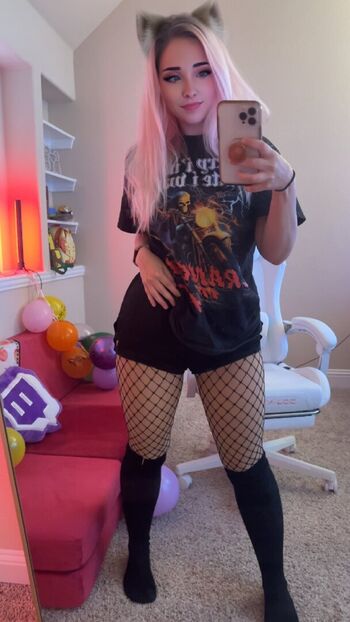 Full leaked Vipeachy private onlyfans photo