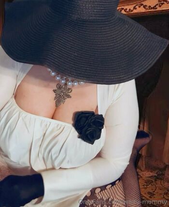 Full leaked Waifu mommy page private onlyfans photo