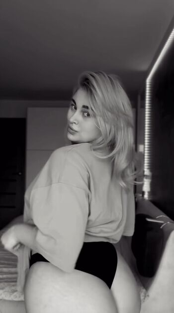 Full leaked Elle mira/ private onlyfans photo