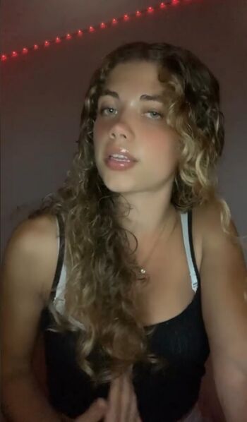 Full leaked Arierae/ private onlyfans photo