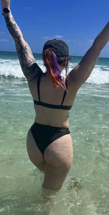Full leaked Women in bikinis private onlyfans photo