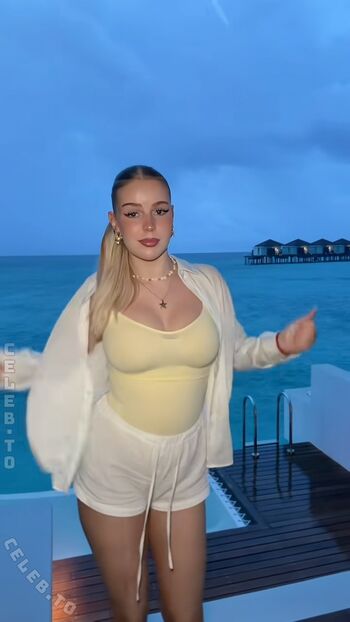 Full leaked Xmiaa private onlyfans photo