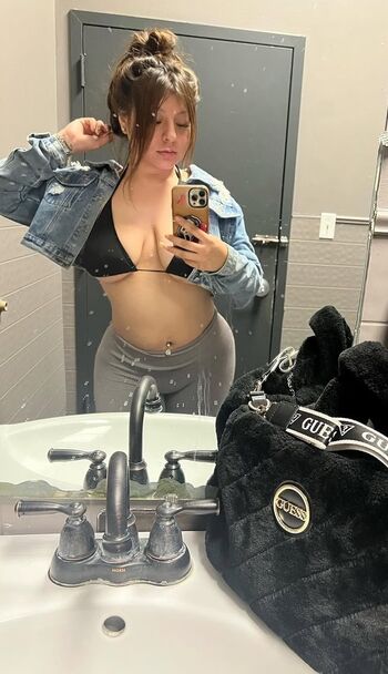 Full leaked Yesenia s private onlyfans photo