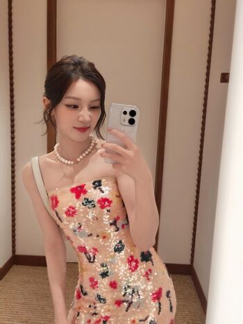 Full leaked Yuqi page private onlyfans photo