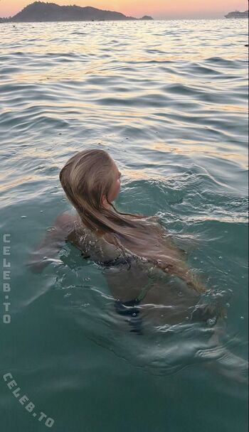 Full leaked Zoe kaeppele  page private onlyfans photo