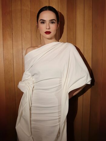 Full leaked Zoey deutch page private onlyfans photo