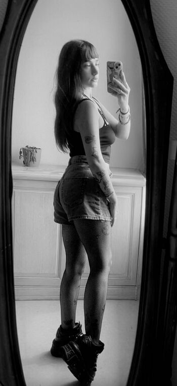 Full leaked Zouze private onlyfans photo